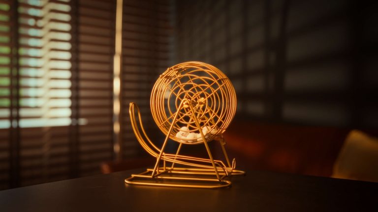 Gouden loterijrad op een tafel, verlicht door zacht binnenshuislicht.